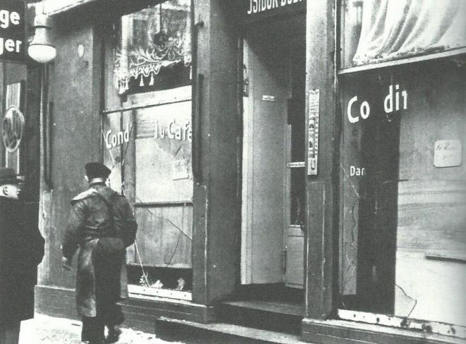 4 (Jüdisches Cafe in Berlin nach dem Pogrom vom 9. November 1939.) Doch das trifft nicht zu.