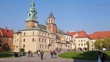 Der Wawelhügel mit der Burg und der Kathedrale ist einer der wichtigsten Orte in der polnischen Geschichte. Wir stehen jetzt vor der Wawel-Kathedrale.