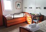 2-Bett Standard Plus - Deck E Kabine mit Bullauge oder Fenster, Tisch und Stuhl, Stauraum, privates Bad, Föhn. Eine davon mit Doppelbett.