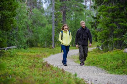 2019: Wald, See und Rentiere Heute erleben Sie den Traum von Finnisch Lappland: weite grüne Wälder, blaue Seen, frische Luft und Erholung pur.