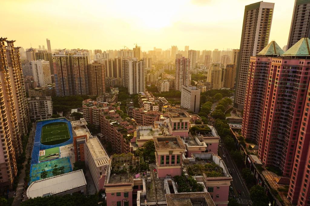 2 Blick vom Dach unseres Hochhauses über Guangzhou Studium an der Gasthochschule Zwei Wochen nach meiner Ankunft in Guangzhou startetet das Studium mit einem Einführungstag, an dem der riesige