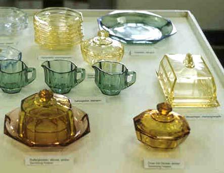 Das Edelpreßglas, Form Ehrenfels wurde in den Farben / Ausführungen Kristall, Kupfer, edelgelb, altgrün, rauchtopas (kristall = farblos) angeboten.