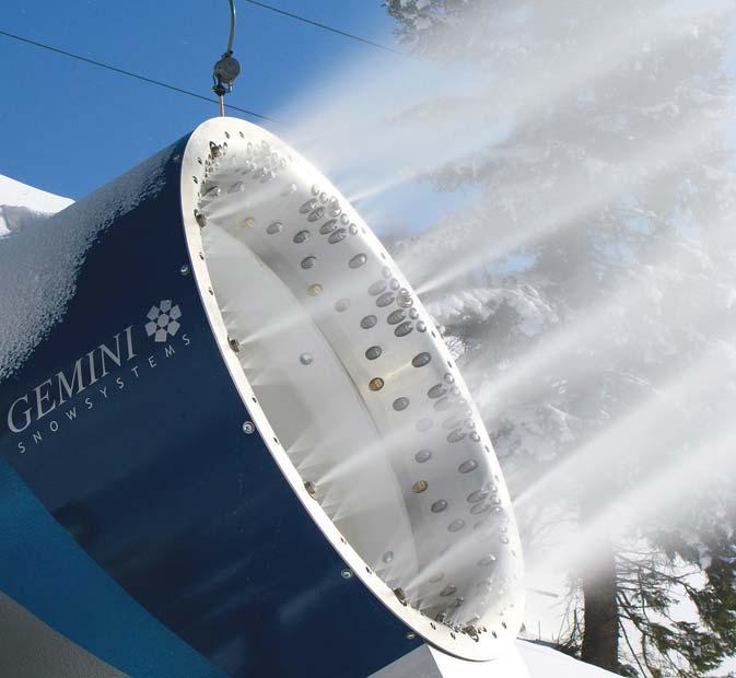 Snežné delá Gemini snežné ventilátorové delo Perinbaba stojí nad oblakmi Ako vie Perinbaba natriasať perie? Stacionárna veža alebo mobilné snežné delo?