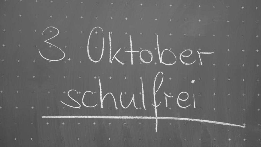 10.4 Schulfrei am 3. Oktober? 10.4 Schulfrei am 3. Oktober? Sie betreten nach der Pause das Klassenzimmer und lesen eine Anschrift an der Tafel.