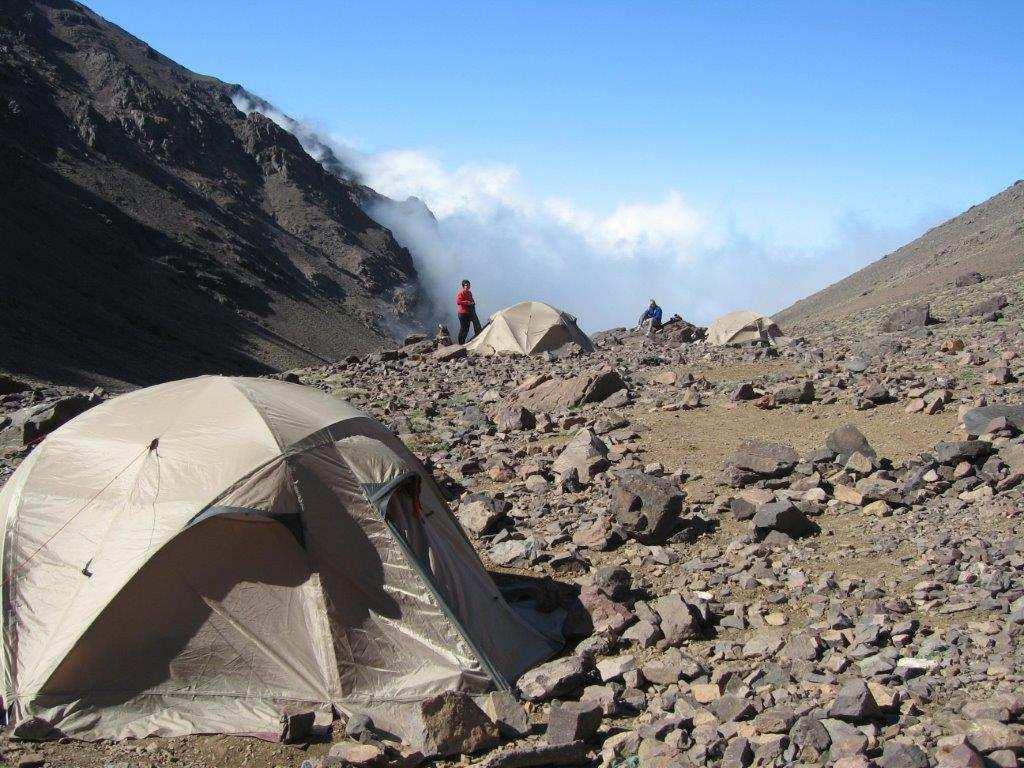 5.Tag: Azib Tzikert 2460 m - Tizi n'aguelzim 3520 m - Neltner camp 3207 m Ein gut angelegter Höhenweg schlängelt sich dem Hang entlang bis auf etwa 3.000m. Ab hier nun auf engerem Zickzack Weg, zum 3.