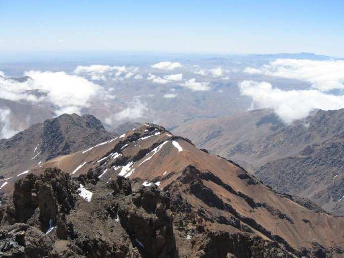 Tag: Neltner camp 3207 m - Djebel Toubkal 4167 m - Aremd 1880 m Besteigung des 4.167 m hohen Toubkal, der höchsten Erhebung Marokkos und Nordafrikas.