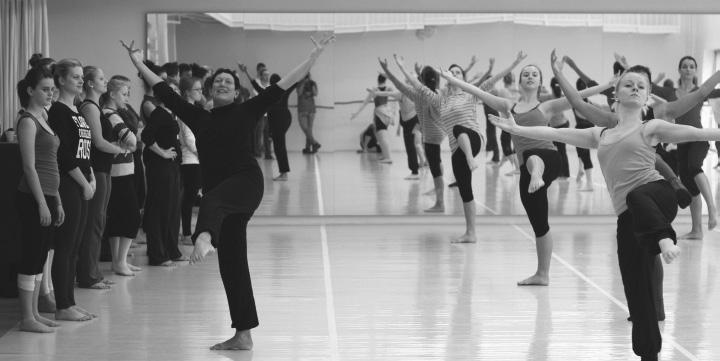 recenzie FOTO: P. BUZÁK don Contemporary Dance School organizuje výskum tanca. Je odborníčkou na tanečnú históriu, analýzu a interdisciplinárne štúdie.