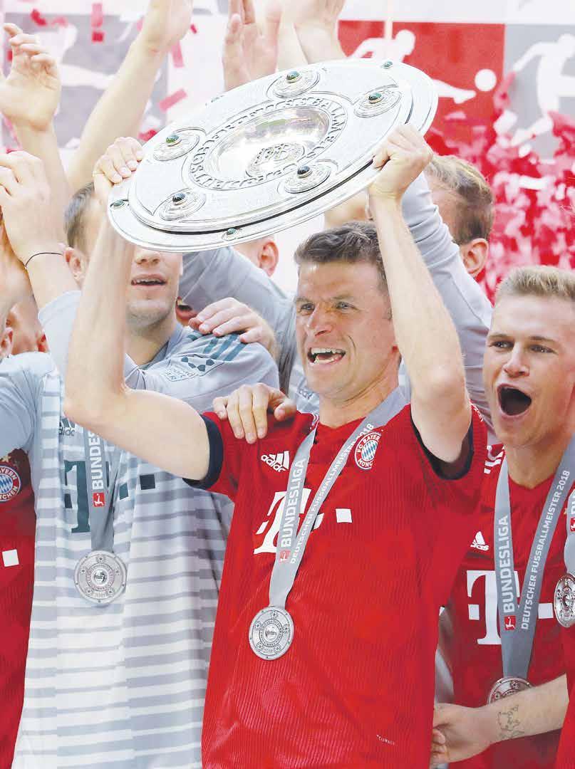 #3 Bundesliga-Magazin Sechs deutsche Meistertitel in Folge: Der FC Bayern München um Nationalspieler Thomas Müller (mit Schale) machte in der Saison 207/208 das halbe Dutzend voll.
