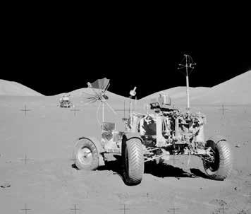 as17-143-21933 as17-134-20443 Apollo 17: Was ist hier los? Auf dem linken Bild sehen wir den Rover, im Hintergrund die Landefähre.