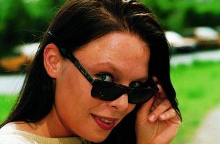 Gewinnspiel Auch May-Britt Wies, swb Egenta, weiß eine Sonnenbrille an so heißen Tagen wie dem 30. Juli sehr zu schätzen.