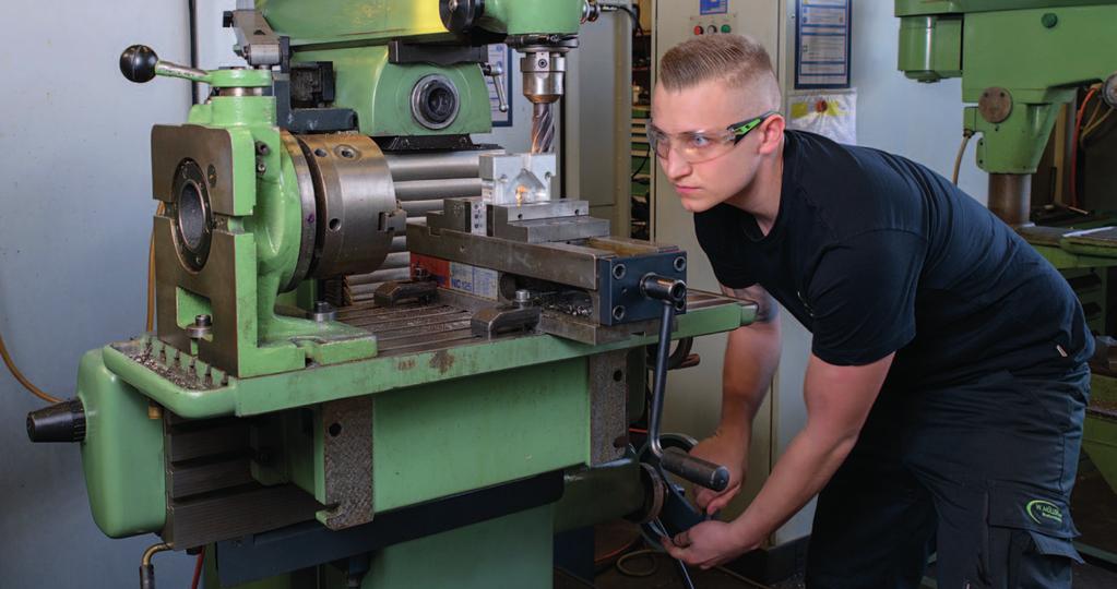 Fachrichtung Werkzeugmechaniker/-in Formtechnik Beim Einsatz von Werkzeugen ist höchste Präzision gefragt deswegen kommt es auch in der Werkzeug-Produktion auf äußerste Genauigkeit an.