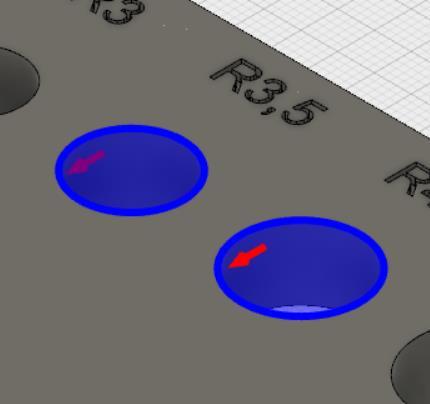 Die blau gekennzeichnete Fläche gibt die abzuspanenende Fläche an. Durch Klick auf den roten Richtungspfeil kann zwischen den zu zerspanenenden Flächen gewechselt werden.