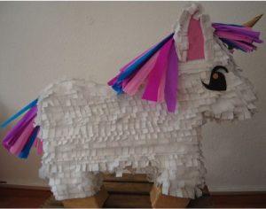 Das benötigen Sie für die Einhorn-Piñata: Zwei Papp- oder Kartonstücke in den Abmessungen 50 x 60 cm und ein länglicher Pappstreifen mit den Abmessungen 220 x 7 cm (sollten Sie keinen so langen