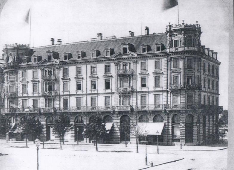 1876 Die Architekten Heinrich Honegger-Näf und Julius Bosshard erbauen das Hotelgebäude an der Bahnhofstrasse 93 und am Bahnhofplatz
