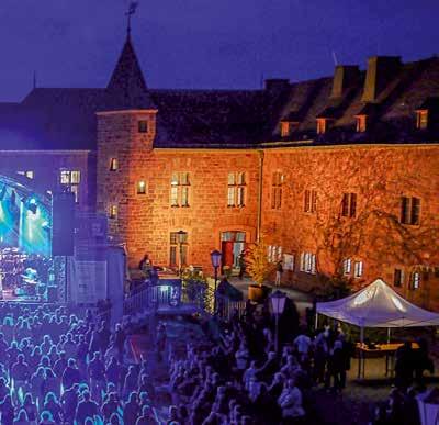 Auf der Burg Hochzeitler treffen sich auf der Burg in Nideggen so schön anders Open Air 2018 -Tournee Station machen.