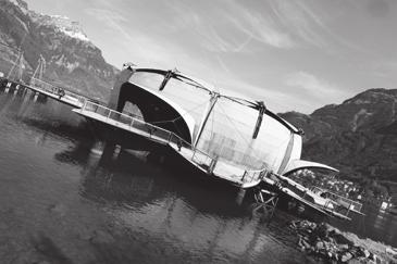 KOMMENTAR Der Untergang der Seerose Vor zwei Jahren fand auf der rosaroten Seerose das «Gästival» statt. Das 462 Tonnen schwere Monstrum verrostet und verrottet nun in Flüelen.