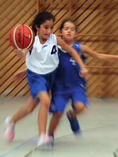 ...Basketball U11-Basketball-Mädchen steigen in die Turniere ein Von Detlef Windgasse Gleich am letzten Septembersonntag hatten die Basketballer zum U11- Mädchenturnier in die Sporthalle des