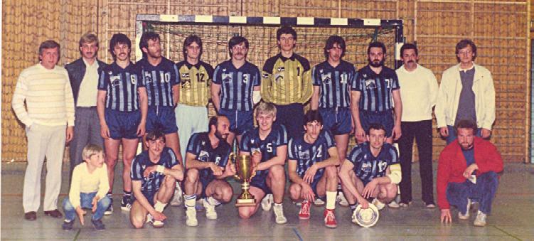 ...Handball Aus der Rubrik Früher 1984 Kreispokalsieger Trainer Gerhard Veith stehend v.l.: M. Käpernick (AL), H. Vetter, S. Hofmann, P. Gromer, T. Schär, J. Blattner, S. Rathgeb, J. Wagner, T.