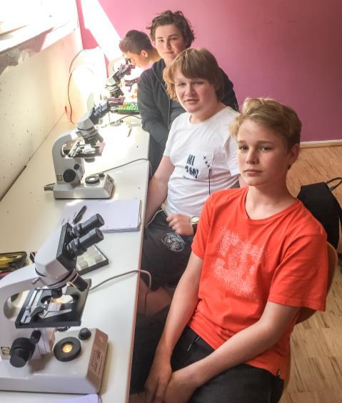 Vorsitzender des Schulvereins) konnten die Oberlandschulen acht Mikroskope von der Berufsschule Bad Tölz kaufen.