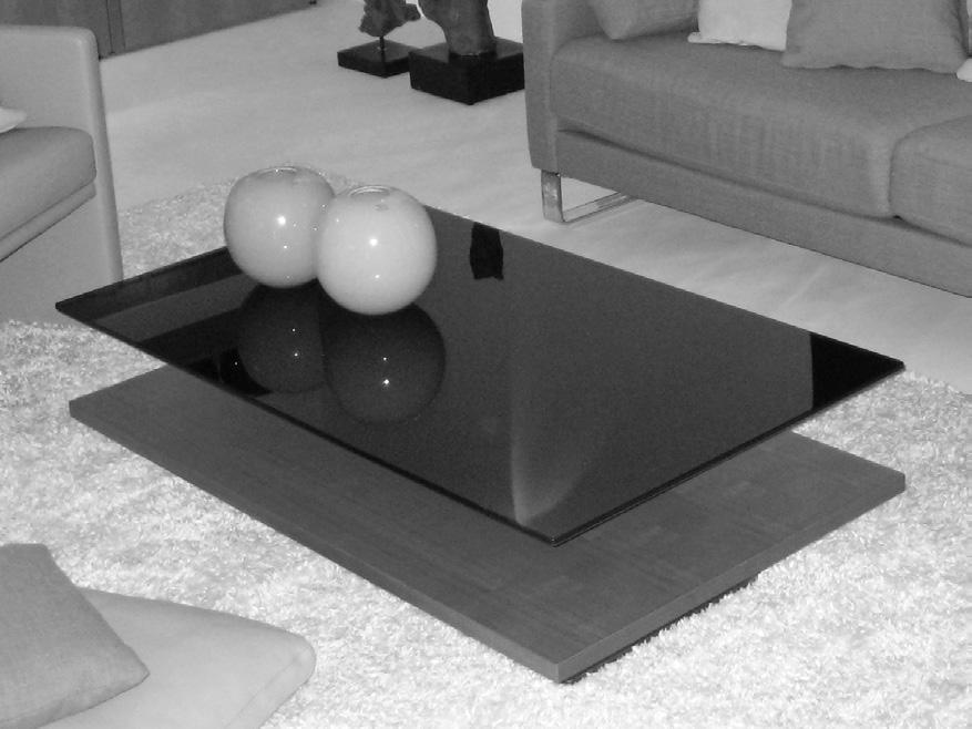 CT 110 COUCHTSCHE Der Couchtisch CT 110 steht auf einer Bodenplatte aus Edelstahl und einem Holzsockel.