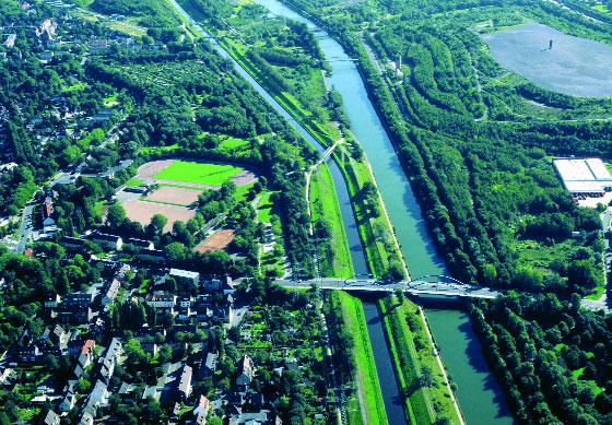 EINSTIMMUNG 02 _ 03 Inhalt Das Leben ist leicht solange man auf einer Flussinsel liegt, Fische grillt, Pfeife raucht und sich Geschichten erzählt.