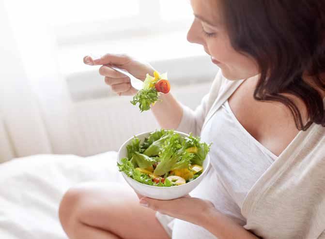 Für zwei essen heißt jedoch nicht, die doppelte Menge Kalorien zu sich zu nehmen, sondern bewusster auszuwählen. Als Schwangere benötigen Sie lediglich 250 kcal (ca. 10 %) mehr Energie pro Tag.