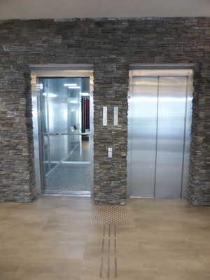 Aufzug Aufzug innen Aufzug Bedienelement Breite der Bewegungsfläche vor der Einstieg: 205 cm Tiefe der