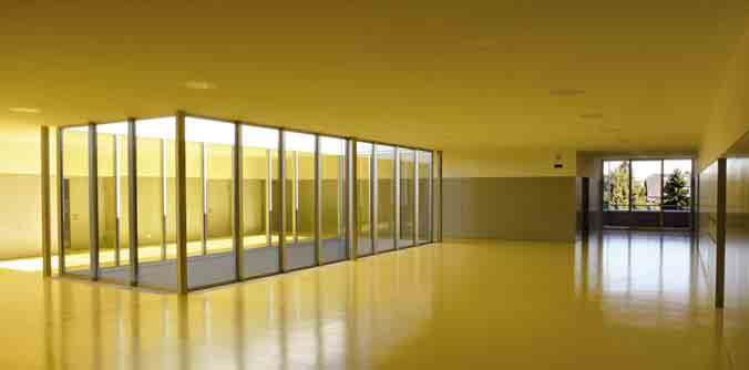 Klassenzimmer 8 Lehrerzimmer 9 Dokumentation 10 Innenhof a 6 5 4 2 a 3 1 Der Betonboden ist gelb gestrichen, was den Räumen