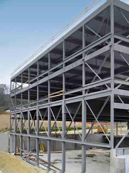 Collège de la Combe, Cugy Isometrie der Stahlkonstruktion über der Sporthalle Modulierte Fassade Jede der vier Fassaden des Gebäudes ist unterschiedlich ausformuliert und entspricht damit den