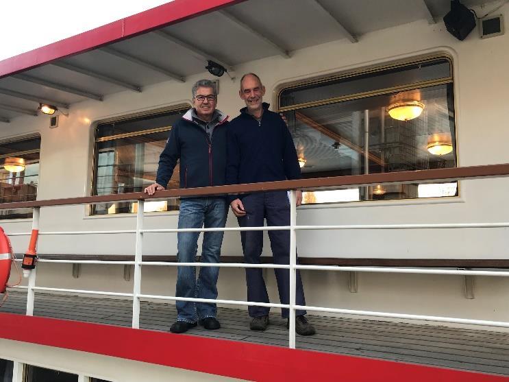 Anton Pucher und Roger Schelker / MS Lällekönig fährt das letzte Mal aus dem Hafen von Basel Schleuse, in Absprache mit dem Schleusenmeister an den Pfählen festmachen konnten. Um 20.