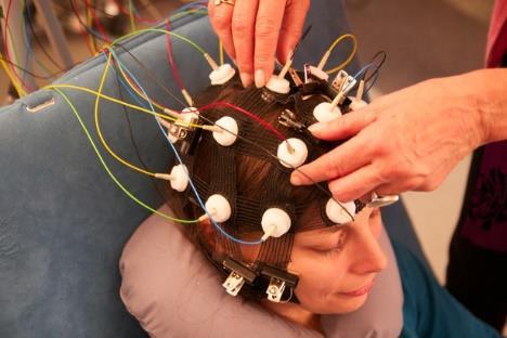 misst und umfassende Informationen zu den Gehirnfunktionen liefert. qeeg steht für quantitative Elektroencephalographie (EEG).
