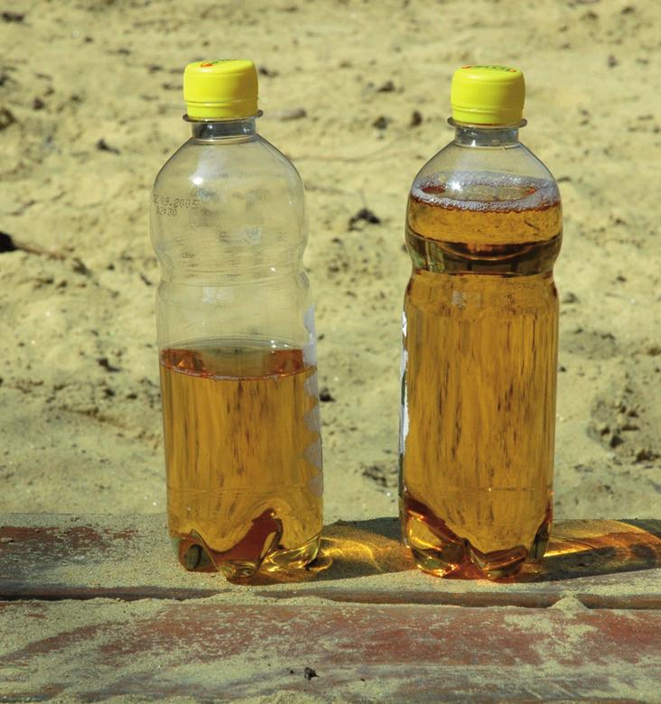 Eine Flasche wird komplett mit Wasser gefüllt, während die andere nur bis zur Hälfte gefüllt wird. Damit ist eine Flasche doppelt so schwer wie die andere.