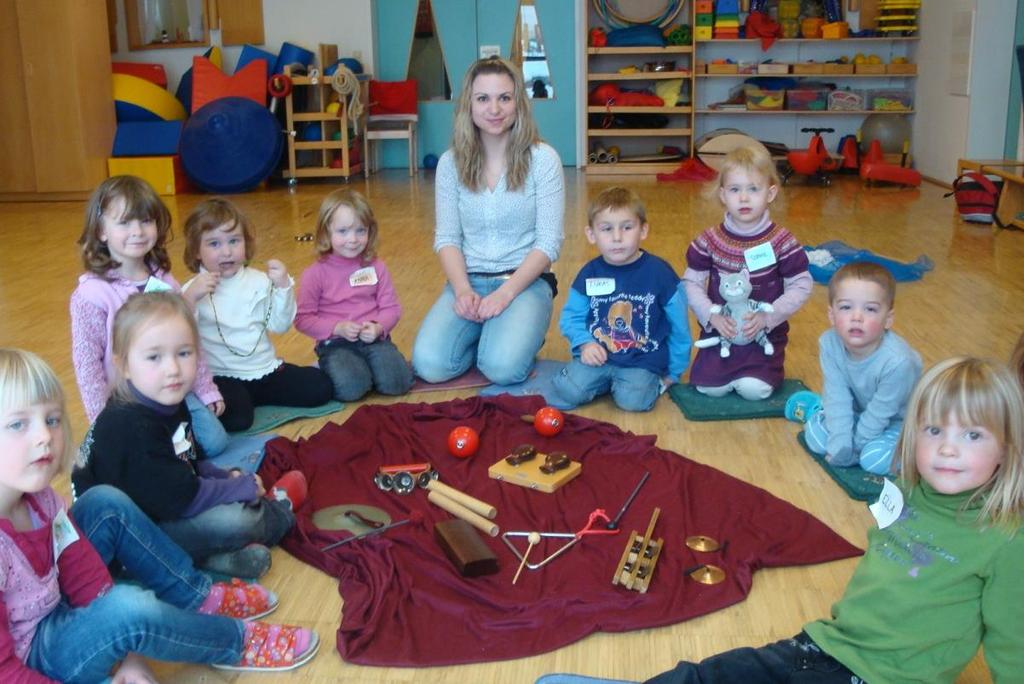 Kindergarten Musikalische Früherziehung Inhalte: Förderung der Kreativität, Selbstbewusstsein und sozialer Kompetenzen bei gemeinsamen Singen, Bewegen, Tanzen und Musizieren Spielen auf