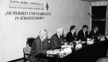 ...FACH- TAGUNGEN Mit einer Fachkonferenz zum Thema Sicherheit und Stabilität in Südosteuropa am 1. und 2. 12. 2003 in Sofia setzte das IAB sein Engagement für die Reformstaaten auf dem Balkan fort.