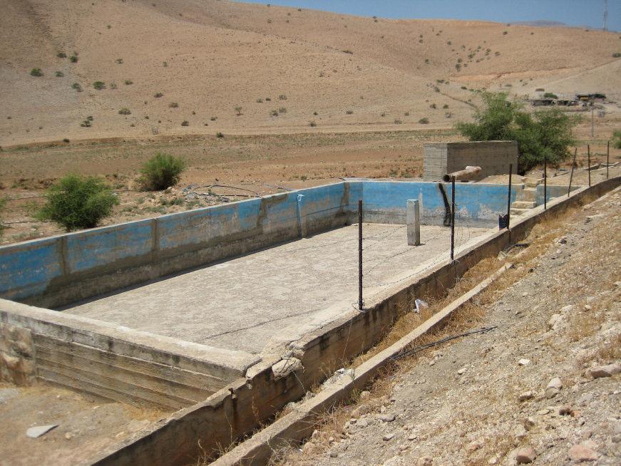 Amnesty International Amnesty International EIN LEERES WASSERRESERVOIR FÜR PALÄSTINENSER... Ein leeres Wasserreservoir in dem palästinensischen Dorf Jiftlik im besetzten Jordantal.