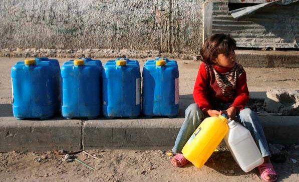 IIyad El Baba /UNICEF -opt Ein palästinensischesmädchen im Gazastreifen legt auf demweg zum Wasserholen eine Rast ein.