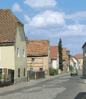 Die ursprüngliche Siedlungsstruktur eines großzügigen Rundlings lässt sich gut an der Platzanlage Am Plan nahe dem Schloss erkennen. Oberlockwitz liegt im Bereich der Straße Am Galgenberg.
