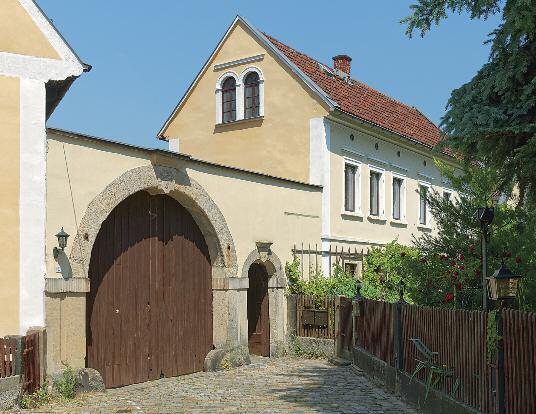 links oben: Die Rundbogen-Toranlage schließt den Vierseithof Altreick 21 ab rechts: Renovierte Schlusssteine vom Hoftor und von einer Haustür links Mitte und unten: Hofansichten von