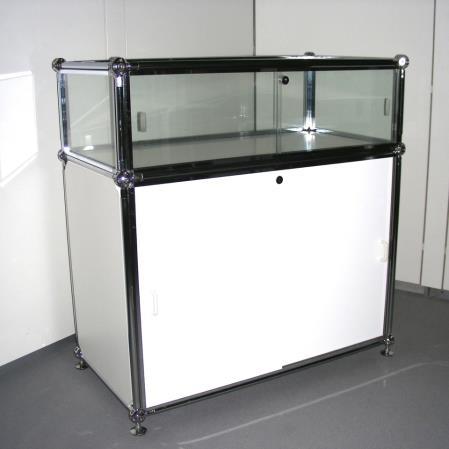 Sideboard mit Glasaufsatz Gesamtbreite 105 cm Gesamttiefe 55 cm Gesamthöhe 108 cm Gestell aus Mero-System 22M12