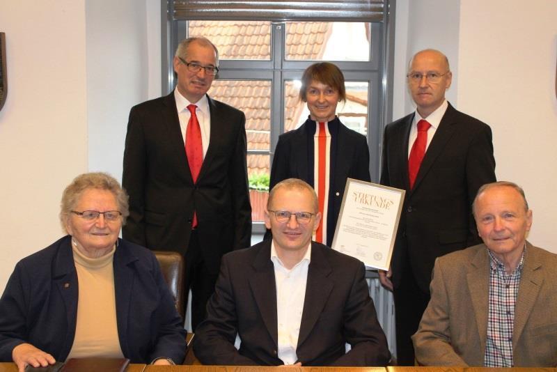 Gründung einer Bürgerstiftung Ehrenbürgerin Gerlinde Konrad, Vorstand der Sparkasse Coburg-Lichtenfels Roland Vogel, Dr.