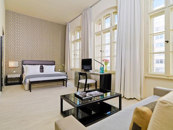 Exklusiv für alle Gäste, die den Service Privilege, Exclusive Rooms and Services gebucht haben.  Die Suiten mit Blick auf einen typischen Berliner Innenhof bieten Platz für bis zu 4 Personen.