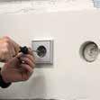 Um den Adapter an der Wand und die Dose am Adapter festzuschrauben, wird eine Wandöffnung mit dem Durchmesser von 82 mm erstellt.