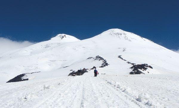 V jeho centrálnej časti rad štítov presahuje magických 5 000 metrov, najvyšší štít Elbrus má 5 642 m (pre porovnanie najvyšší vrchol Álp Mont Blanc meria iba 4 810 m).