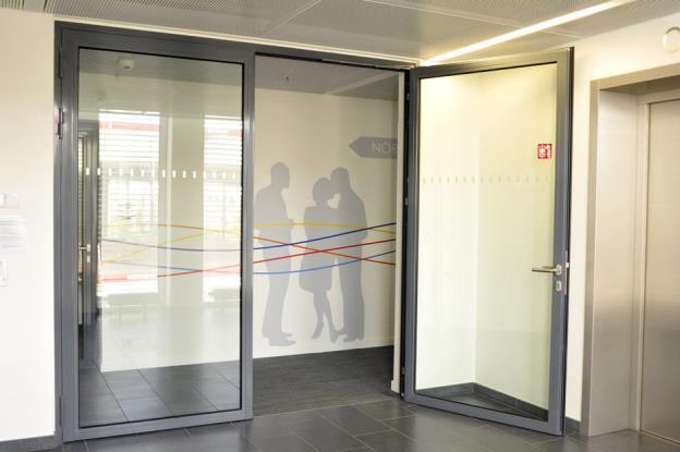 Bild 10-11: Blick in ein Bürogeschoss: Die TOTAL- Unternehmensfarben wurden in ein Leitsystem übersetzt.