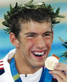 chael Phelps, ktorý debutoval už v Sydney ako pätnásťročný. Ohlásil útok až na osem zlatých kovov. Napokon ich získal šesť a k tomu dva bronzové!