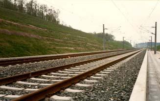 Dämme, Brücken und Tunnel Als Oberbau bezeichnet man das Gleisbett mit den darauf verlegten Gleisen, Weichen und Kreuzungen Das Gleis besteht aus den Schienen, den Schwellen und dem