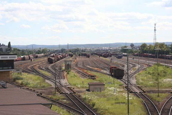 Rangierbahnhöfe Rangierbahnhöfe (Rbf) sind eigenständige Zugbildungsanlagen mit großer flächenhafter Ausdehnung, In Rbf treten im Vergleich zum üblichen Schienenverkehr verschiedene Schallquellen