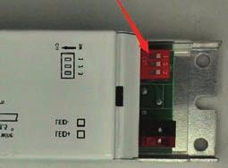 Wahl der Watt-Leistung und der Phase Wahl der Watt-Leistung Im LED Modul sitzt das Betriebsgerät. Auf der Seite der Zuleitung sitzt ein Schalterblock mit Schalter 1-3.