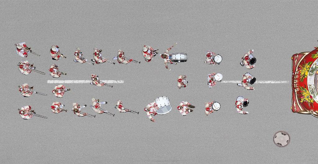 58 DIE STORY KARNEVAL, HIMMLISCH Warum der Fotograf Patrick Essex einmal den kompletten Kölner Rosenmontagszug aus der Vogelperspektive ablichtete und zu einem Bild von 450 Metern Länge montierte.