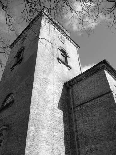 EINRÜSTUNG UND UMGESTALTUNG Eingerüstete Kirche Schon bald wird unser Kirchturm wie ein Kunstwerk von Christo aussehen, denn der Turm wird eingerüstet werden.